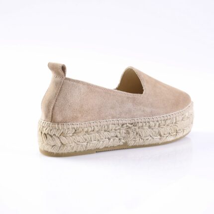 Beige suede espadrille with a braided jute sole, seen from the side.