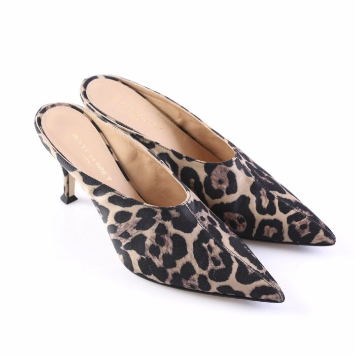 Leopard print pointed-toe high-heeled pumps with a slender heel